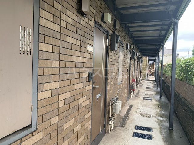 26/27 エントランス