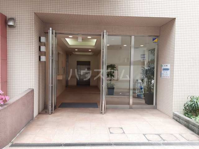 23/26 エントランス
