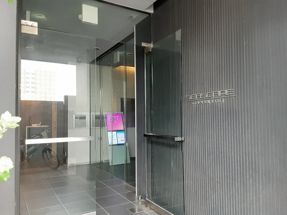 24/30 エントランス