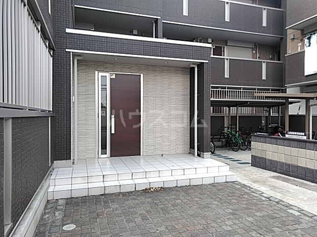 18/21 エントランス