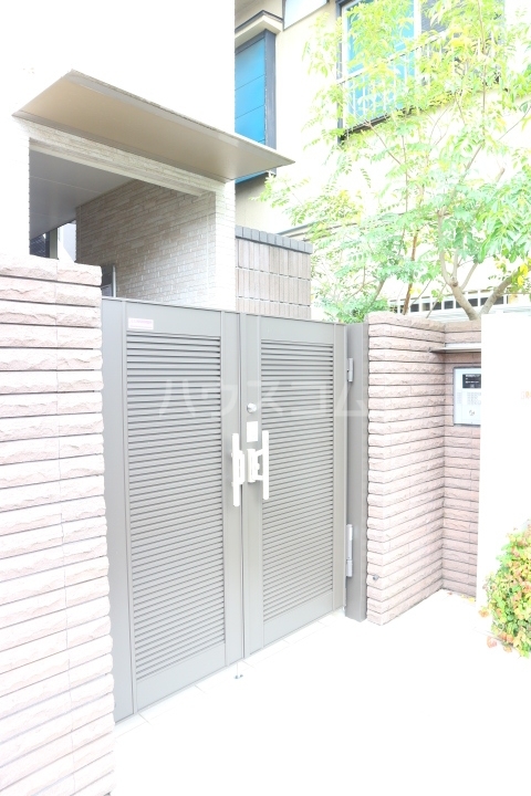 28/30 エントランス