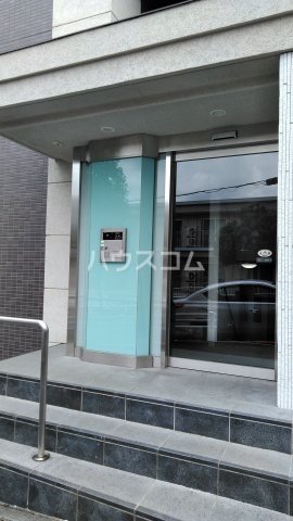 16/23 エントランス