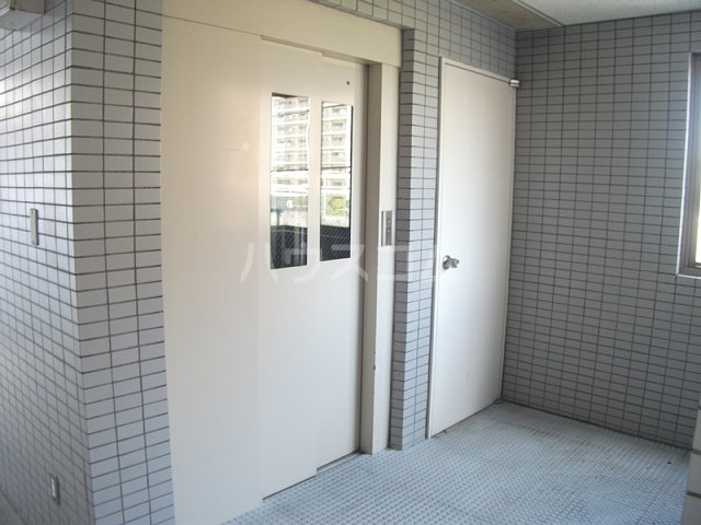 18/23 エントランス