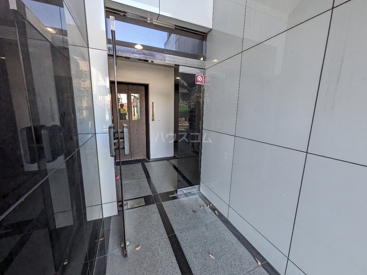 23/27 エントランス