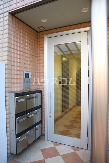 23/30 エントランス