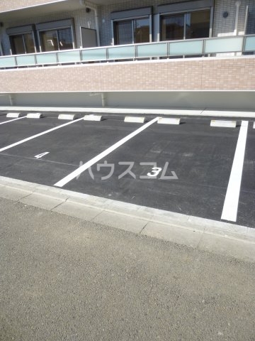 18/27 駐車場