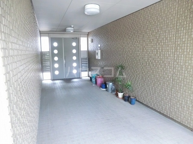 19/27 エントランス