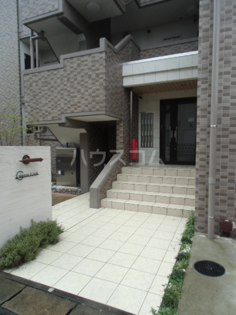 22/27 エントランス