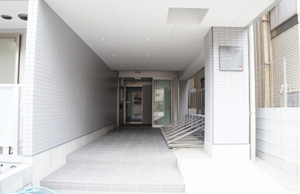 18/28 エントランス