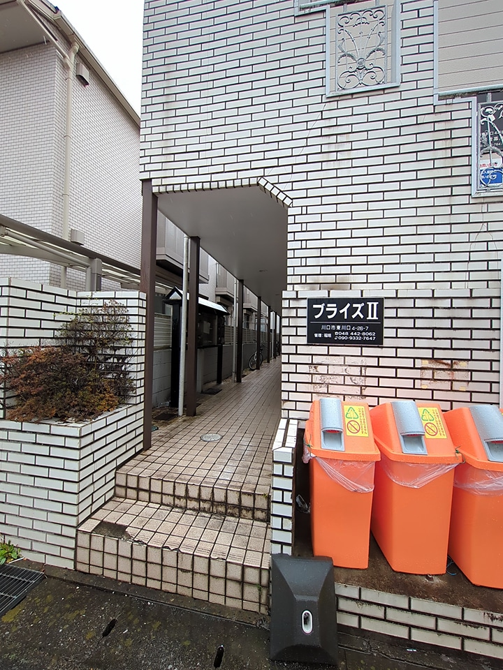 21/30 エントランス