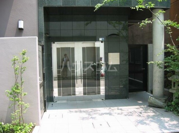 16/23 エントランス