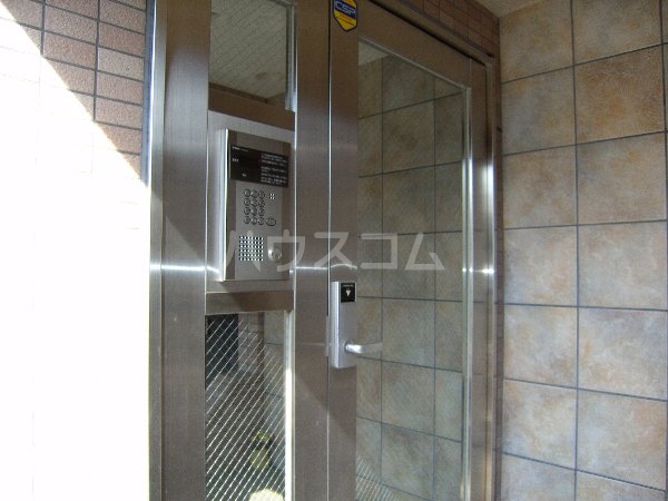 18/27 エントランス