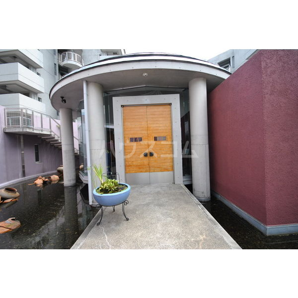 18/27 エントランス