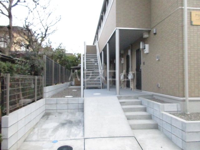 18/19 エントランス