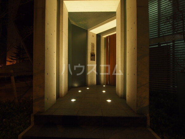 19/27 エントランス