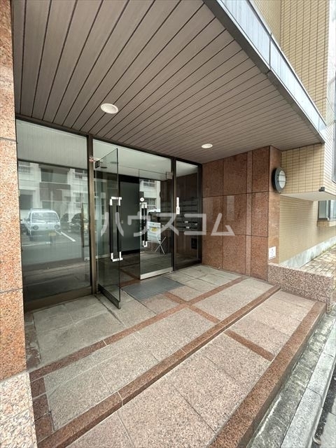 16/23 エントランス