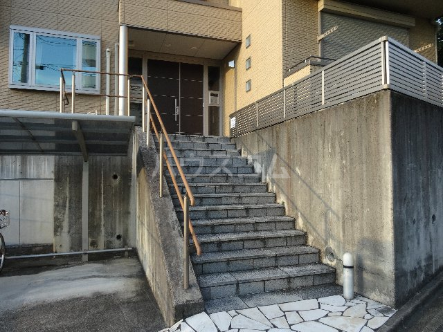 26/30 エントランス