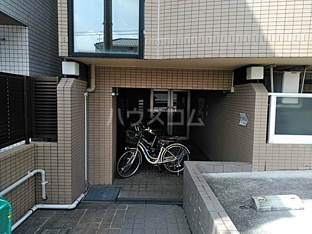 23/30 エントランス