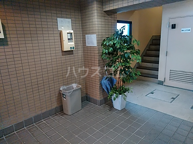 24/30 エントランス