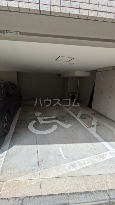 18/27 駐車場