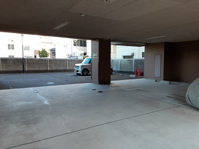 27/30 駐車場