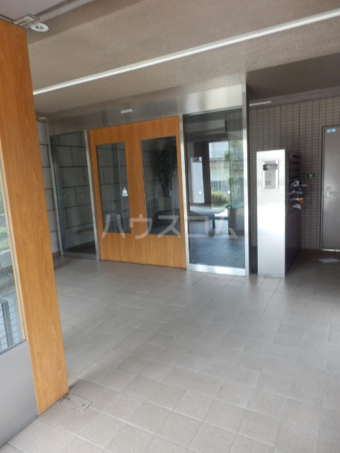 18/28 エントランス