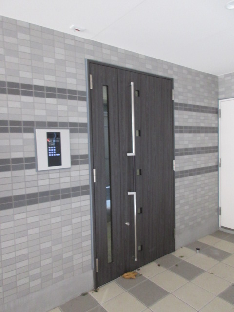 22/27 エントランス