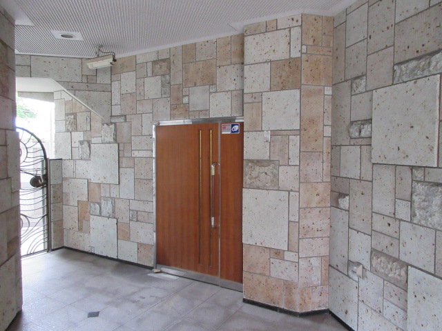 23/28 エントランス