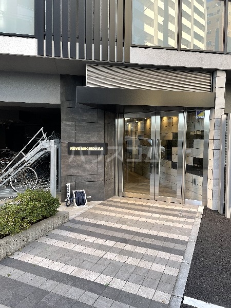 21/30 エントランス