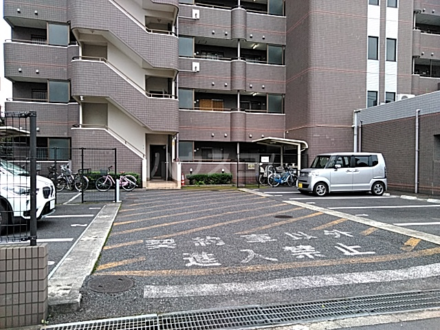 27/30 駐車場