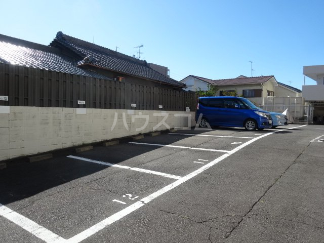 27/30 駐車場