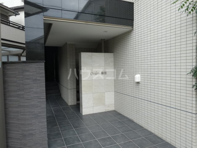 27/30 エントランス