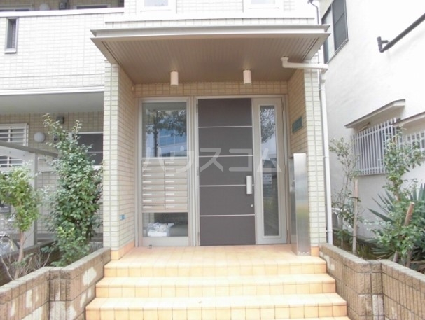 27/30 エントランス