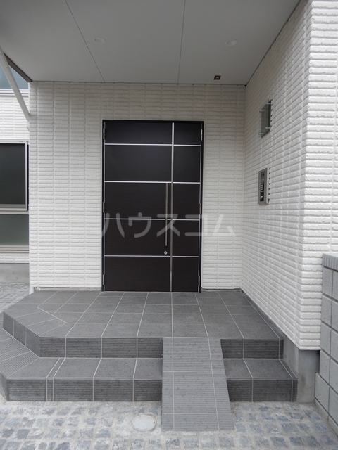 18/23 エントランス