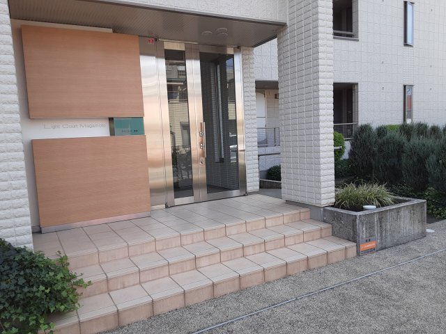 27/30 エントランス