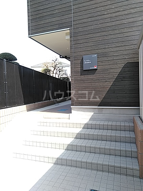 23/30 エントランス