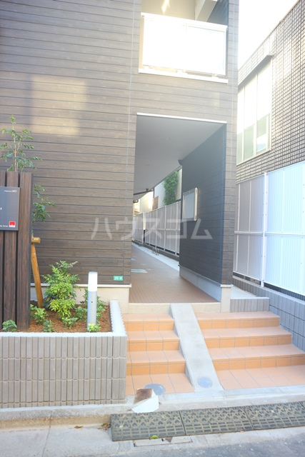 24/30 エントランス