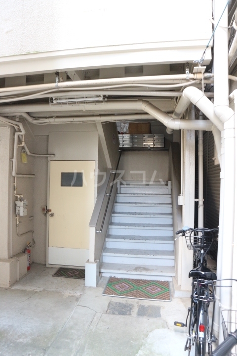 27/30 エントランス