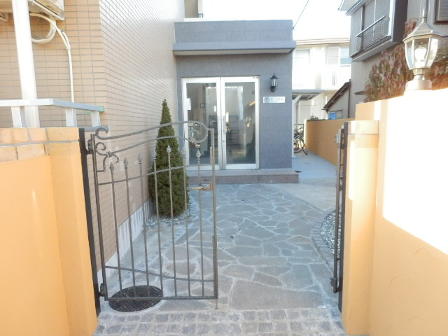 18/28 エントランス