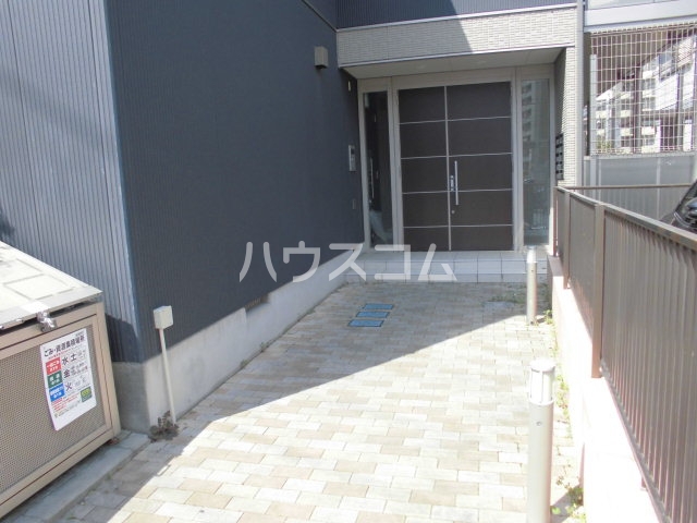 27/30 エントランス