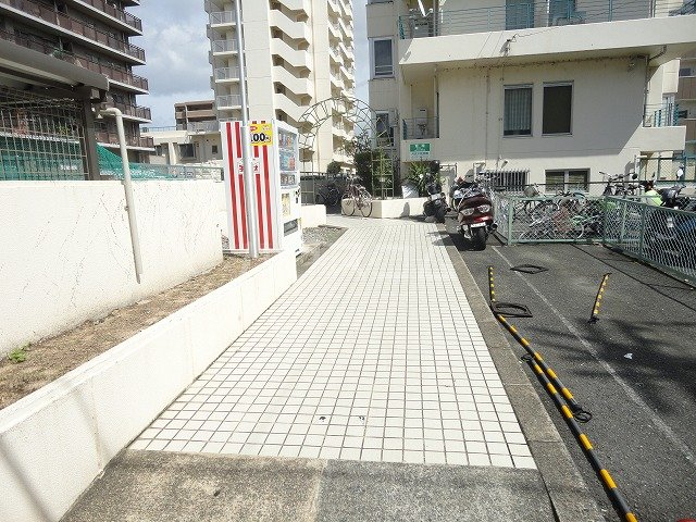 24/30 エントランス