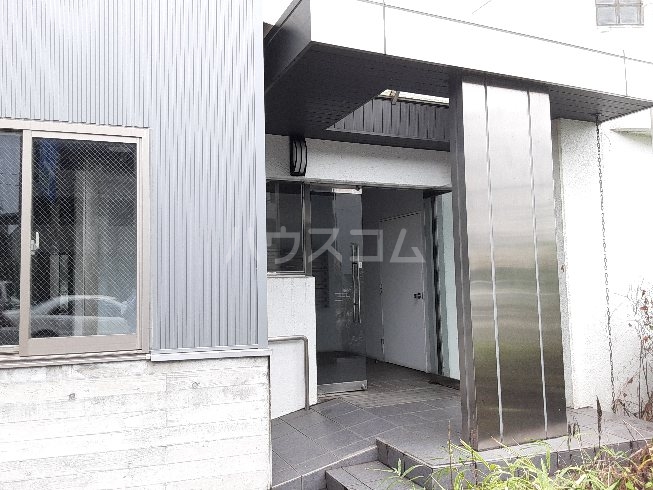 26/27 エントランス