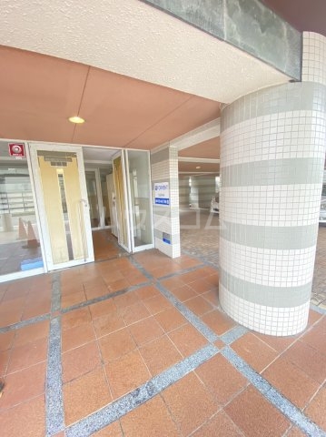 19/27 エントランス