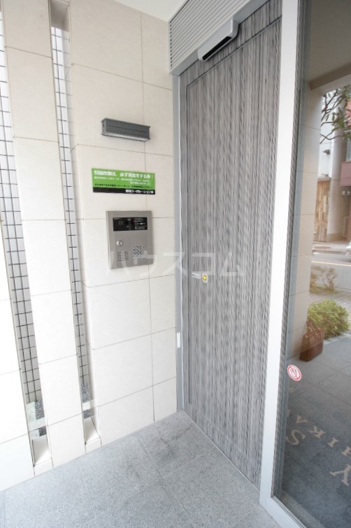 27/30 エントランス