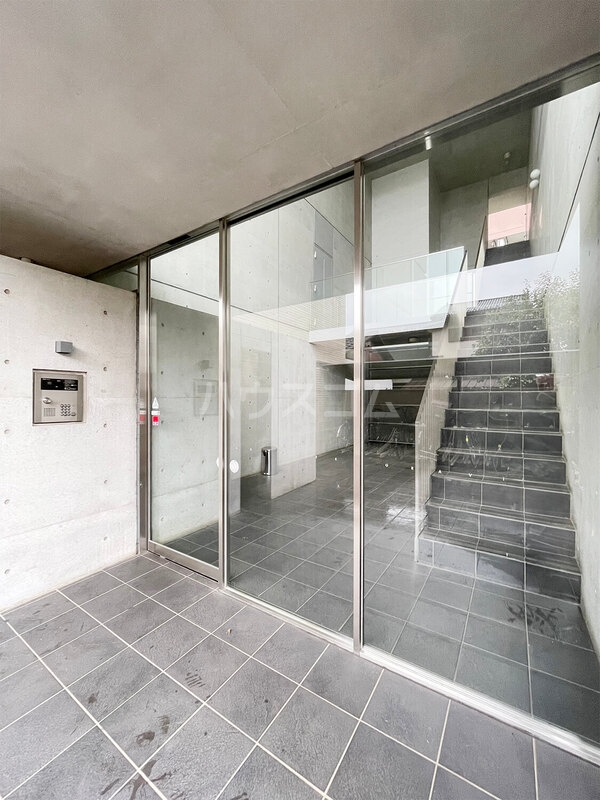 21/30 エントランス