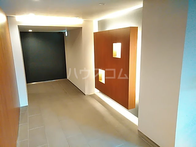 27/30 エントランス