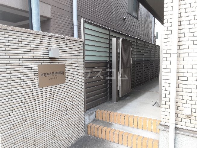 28/30 エントランス