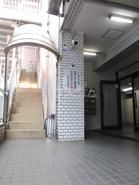 27/30 エントランス