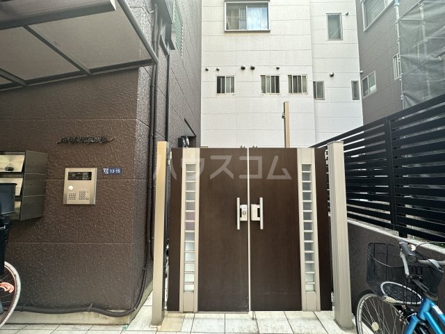 25/27 エントランス