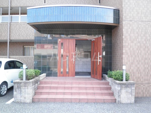 18/23 エントランス